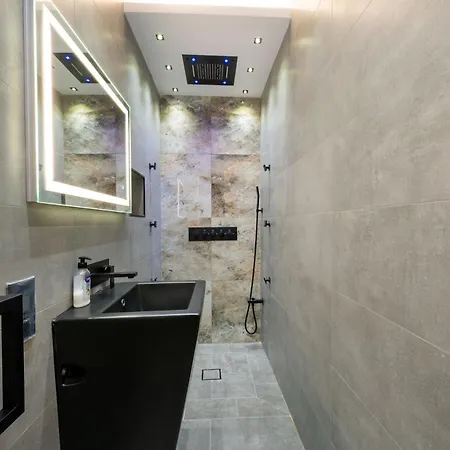 Stylish 2 Bedroomed 아파트 그지라