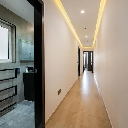 Stylish 2 Bedroomed דירה *